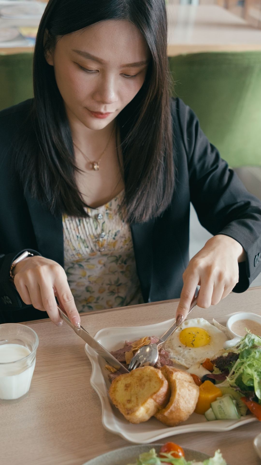 陽光灑落餐桌，崇德店白天氛圍自然放鬆，是親子與家庭共享的幸福餐桌。